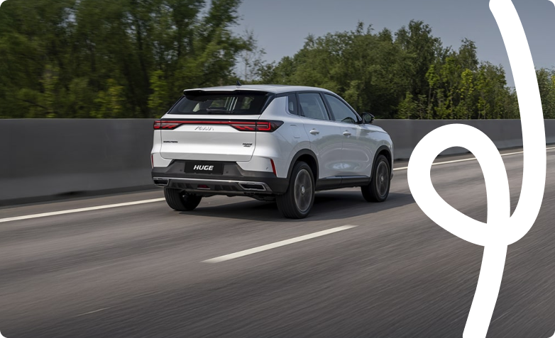 Выгодный автокредит на новый автомобиль - семья рядом с кроссовером зимой