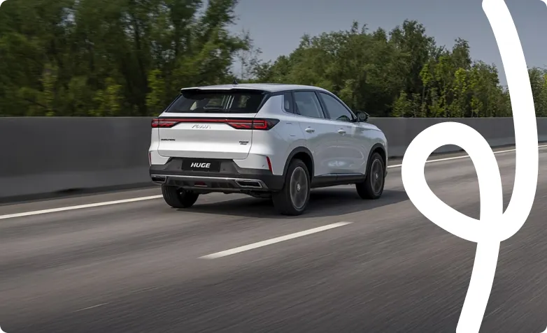 Выгодный автокредит на новый автомобиль - семья рядом с кроссовером зимой